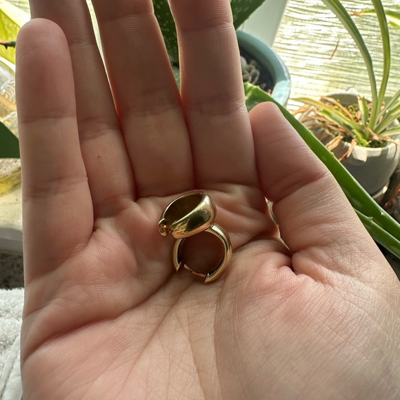 Vintage 14k solid yellow gold chunky oval huggie hoops - Picture 7 of 9